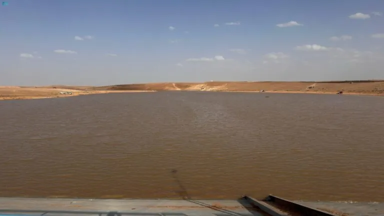 صور|-سد-وادي-طريف-يجذب-المتنزهين-بعد-الأمطار-الغزيرة