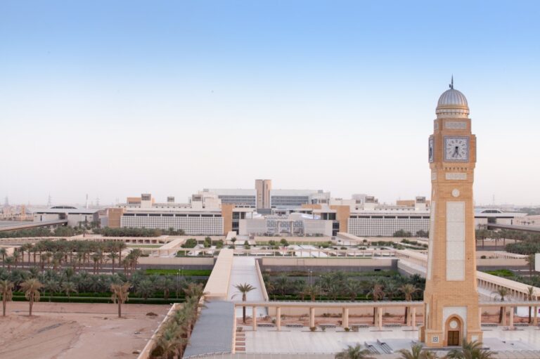 تمديد-التقديم-على-“مِنح-التميُّز”-للدراسات-العليا-بجامعة-الأميرة-نورة
