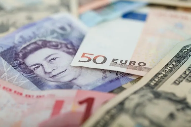 سعر-الجنيه-الإسترليني-مقابل-الدولار-واليورو-اليوم-الجمعة